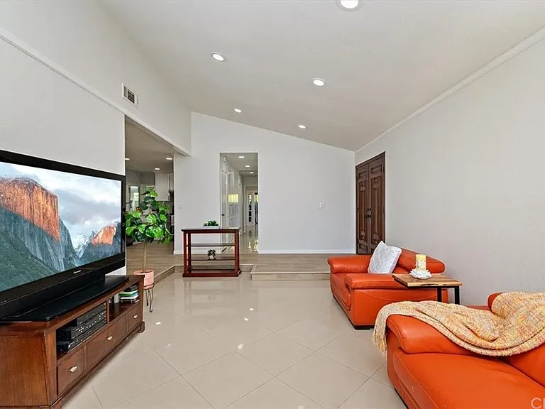 13043 Espinheira Dr — Photo 9
