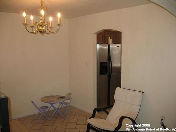 4th image of 323 Juniper St