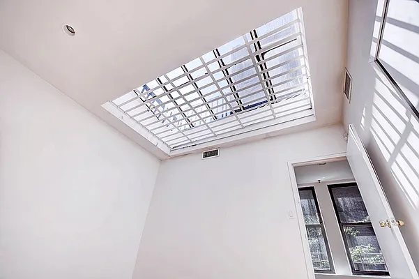 Rented by Urbane Brokerage | media 55