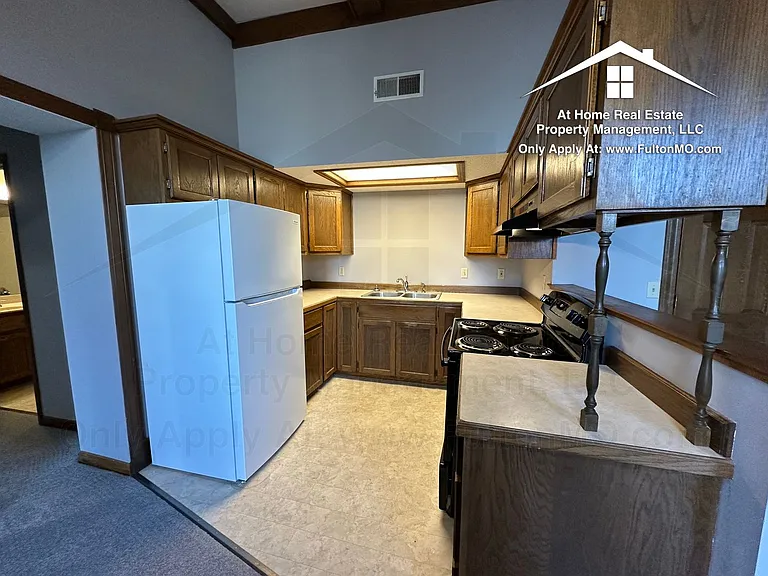 103 E 10th St #13 — Photo 7