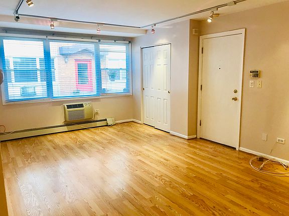 3rd image of 1527 W Sherwin Ave APT 1S