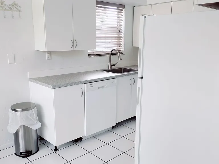 125 SW 19th Ave #UTIL INCLUDED — Photo 12
