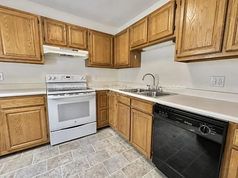 479 Bramblewood Ln — Photo 3