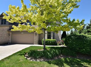 941 Oak Crest Ln, Saint Charles, IL 60175