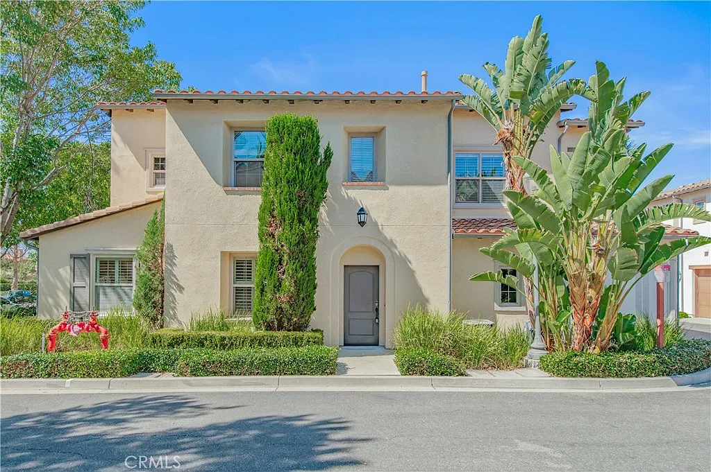 3 bed, 2.5 bath, 1734 sqft, $4,300 — Photo 1