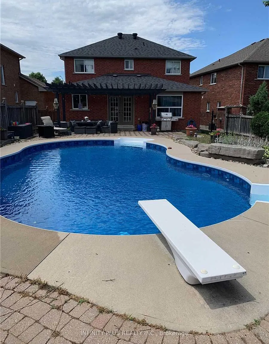 5 bed, $3,300 — Photo 1