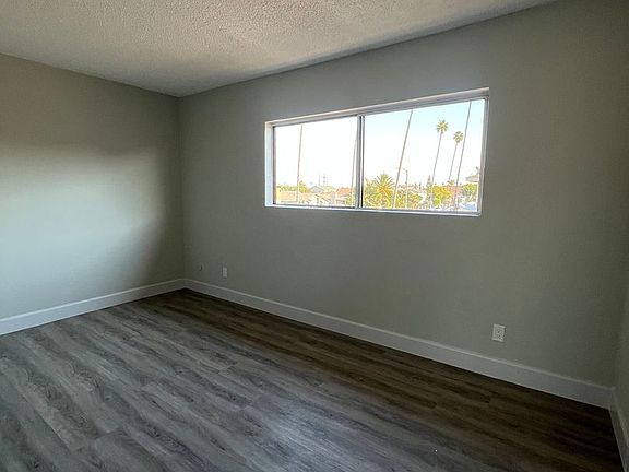 3rd image of 858 W 80th St #5