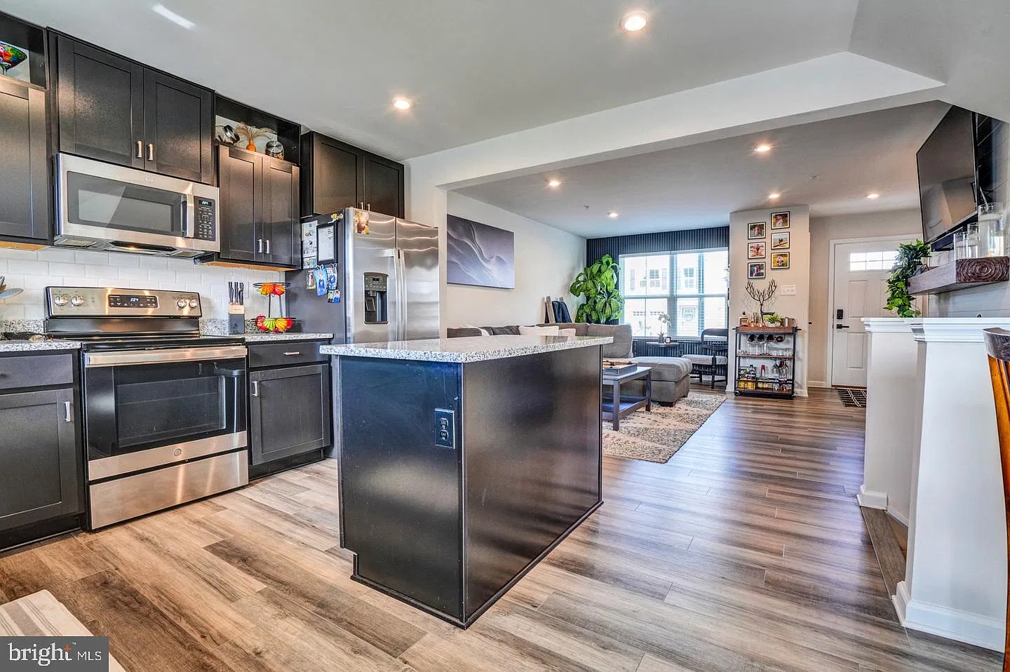 3 bed, 4.0 bath, 2000 sqft, $3,000 — Photo 3