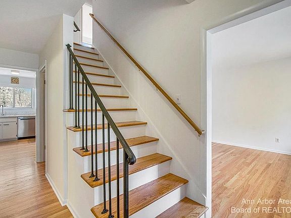 3rd image of 2675 Powell Ave
