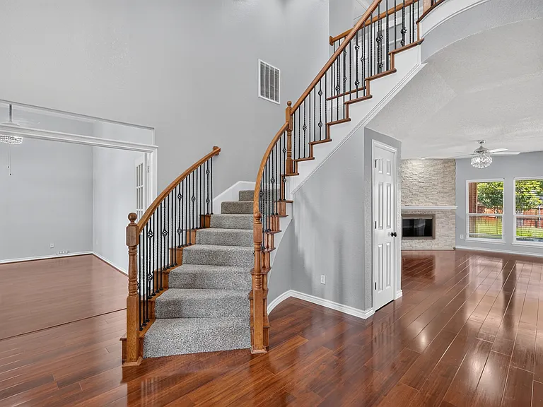 3113 Lochaven Dr — Photo 2