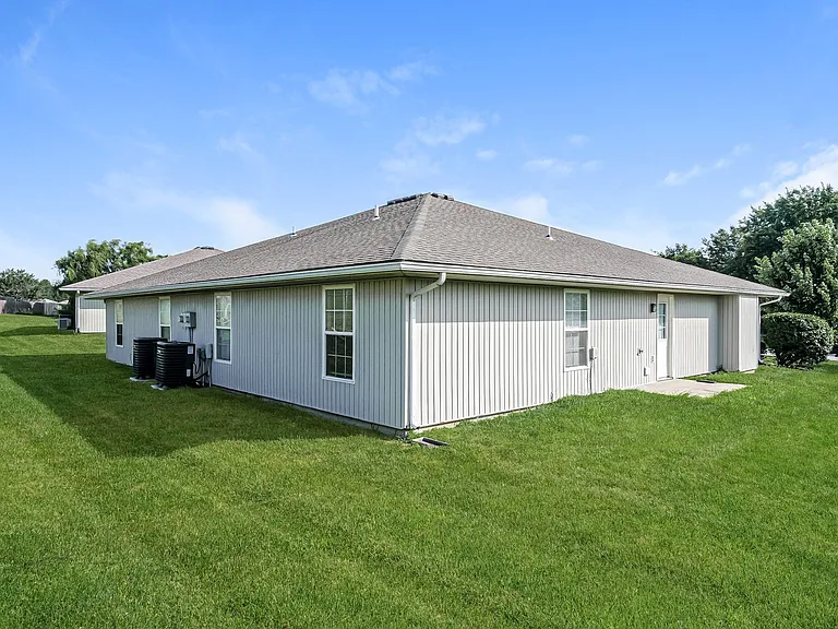 305 NW Woodbury Dr — Photo 15