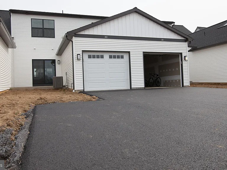 313 Estate Dr — Photo 32