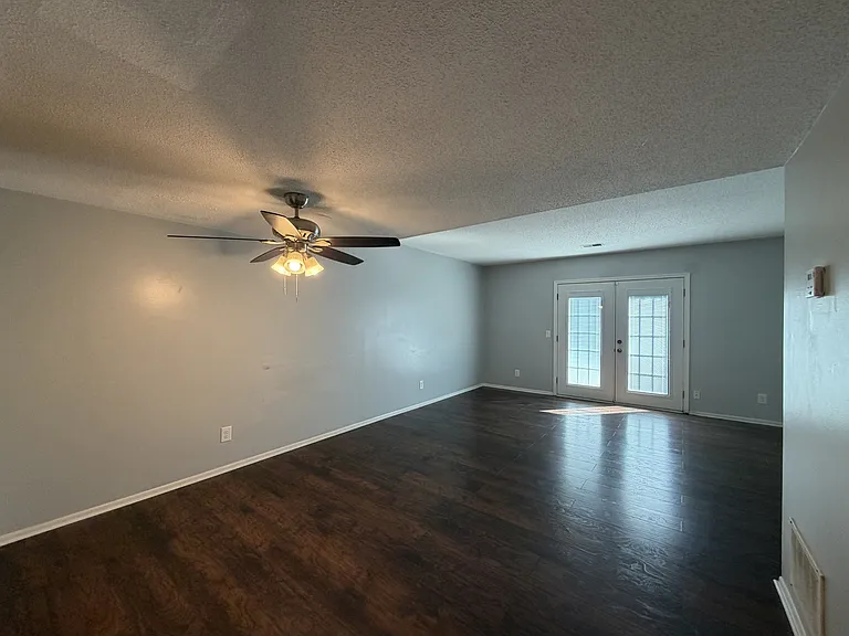 901 Olmstead Dr — Photo 4