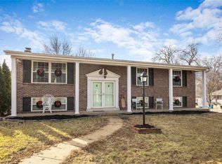640 Sandy Oak Dr, Ballwin, MO 63021