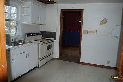 4th image of 220 N Park Dr
