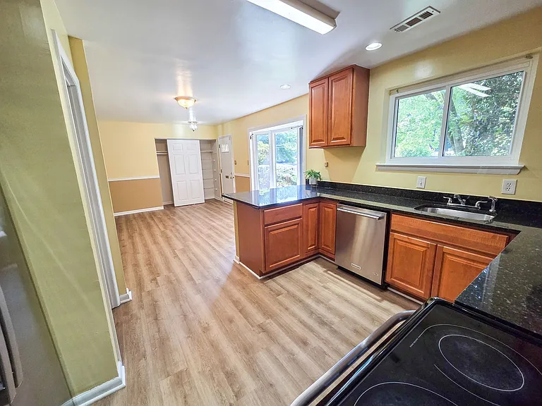 305 Hillsboro Dr — Photo 5