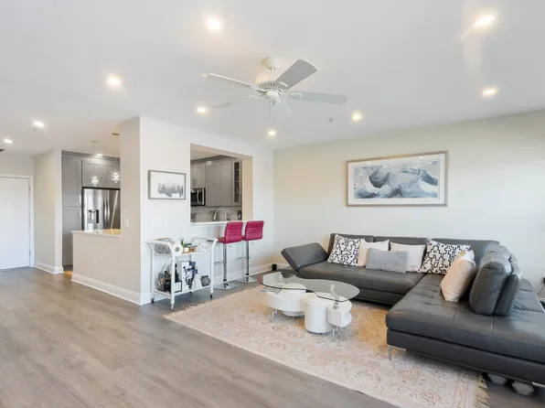 302 The Promenade image 6 of 48