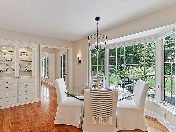 Casual dining w/great view!