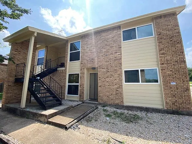 2 bed, 886 sqft, $895 — Photo 2