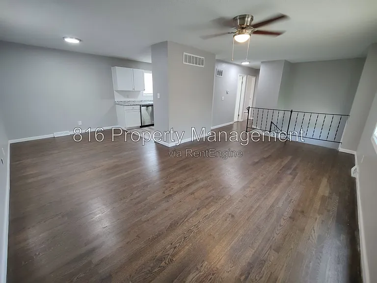 7941 NE San Rafael Dr — Photo 2