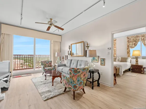 1 Towers Park Ln #2207, San Antonio, TX 78209