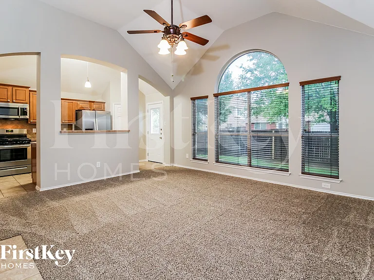 1233 Logan Dr — Photo 4