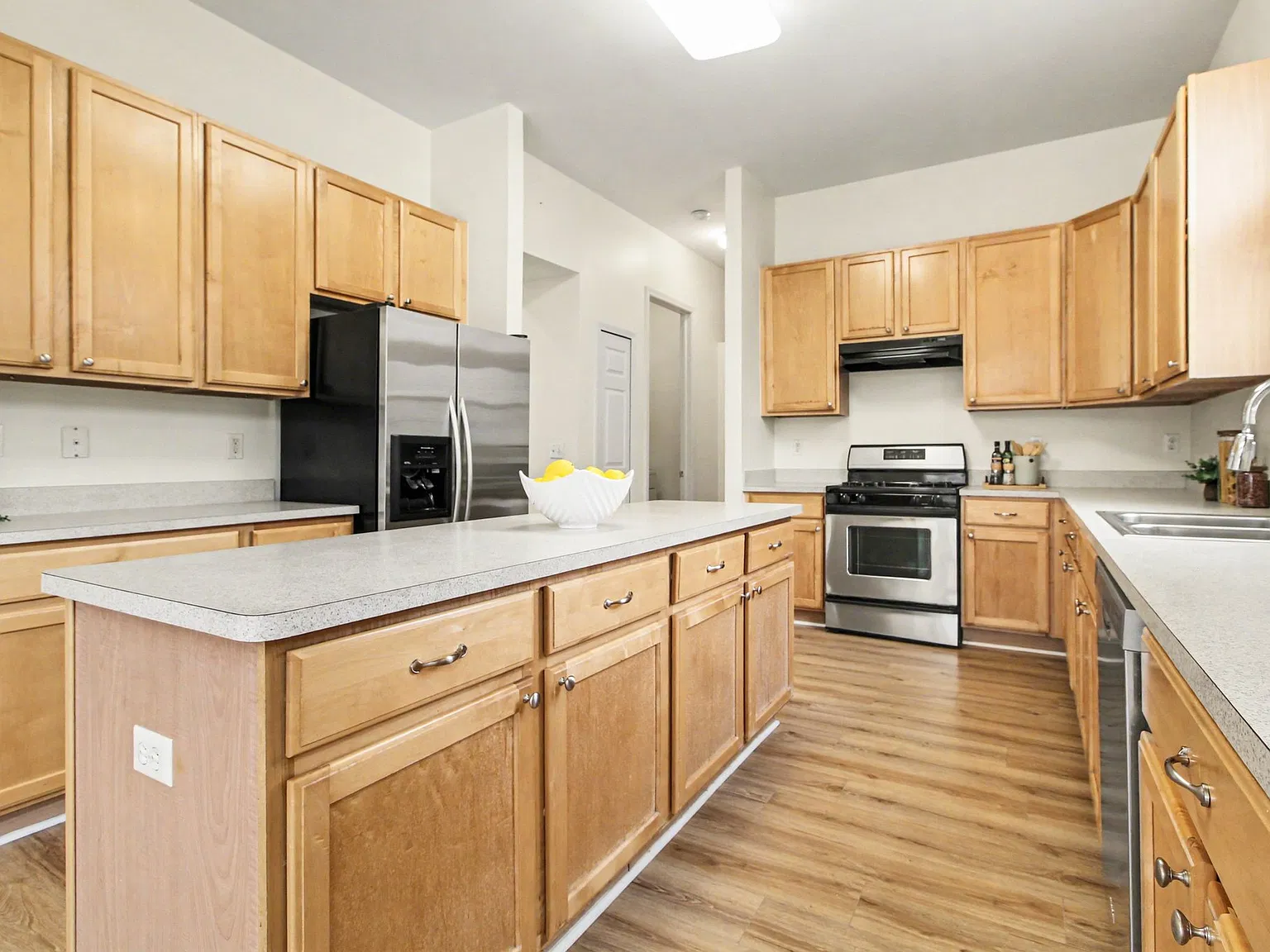 3 bed, 2417 sqft, $3,200 — Photo 2