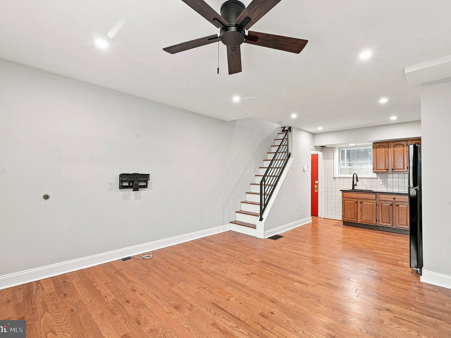 2 bed, 1.0 bath, 776 sqft, $1,300 — Photo 3