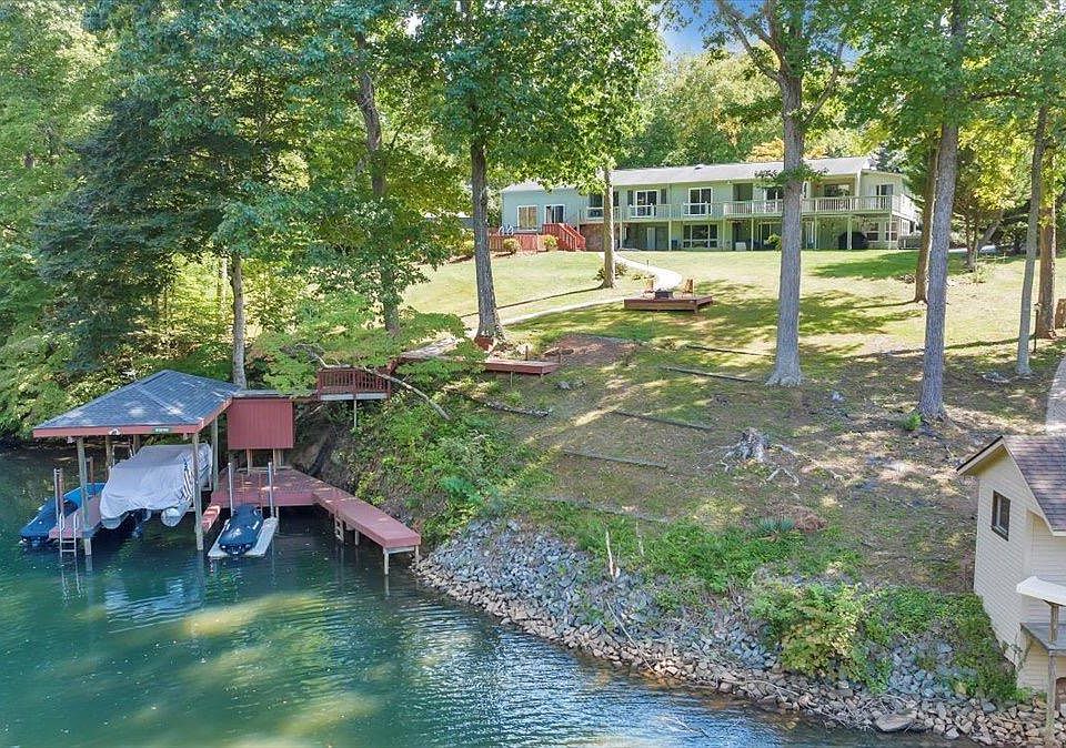 1st image of 684 Lake Park Dr