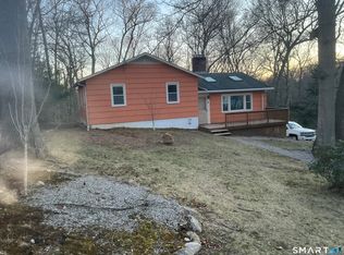4 N Glenwoods Rd, Gales Ferry, CT 06335