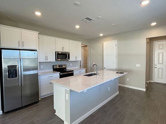 5th image of 824 Blue Creek Dr