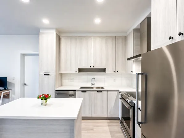 7133 14th Ave #102, Burnaby, BC V3N 0H5