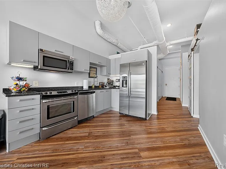 614 Troy St #105 — Photo 8