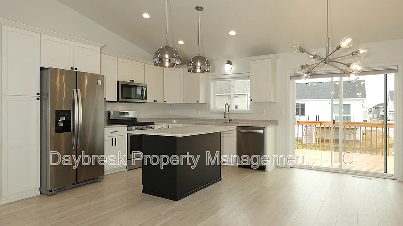 4 bed, 3.0 bath, 2176 sqft, $2,495 — Photo 2