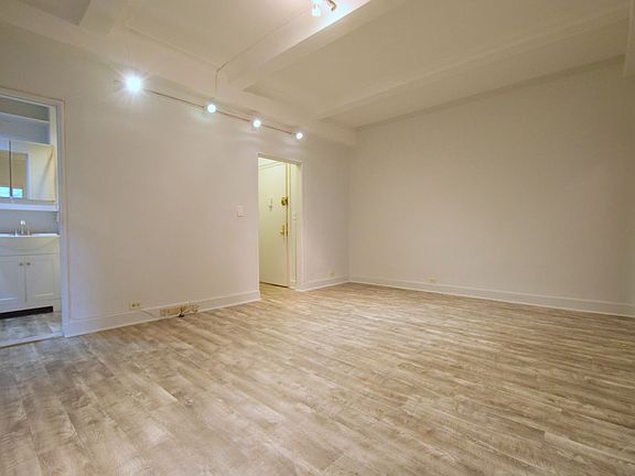 2nd image of 25 W 64th St #D3