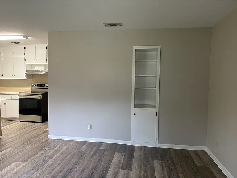 1407 N Crockett St — Photo 2