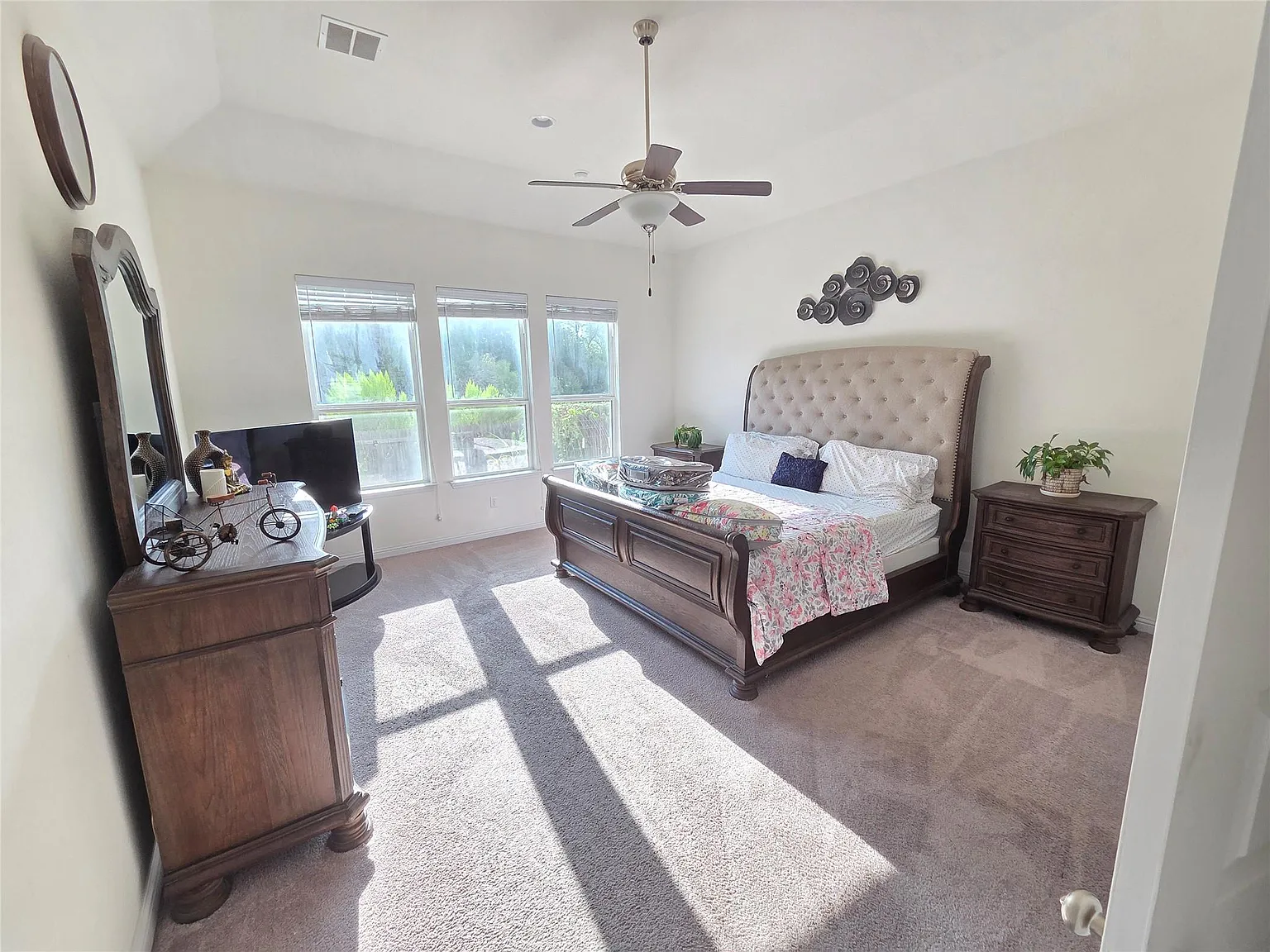 4 bed, 4.0 bath, 3937 sqft, $3,499 — Photo 4