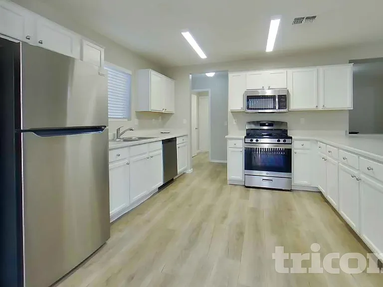 12601 W Pershing St — Photo 5