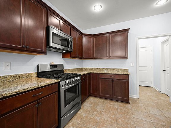 5th image of 42675 Baystone Ave