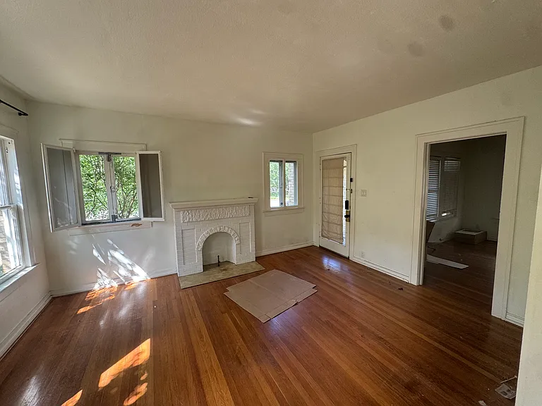 Living room current (under renovation)