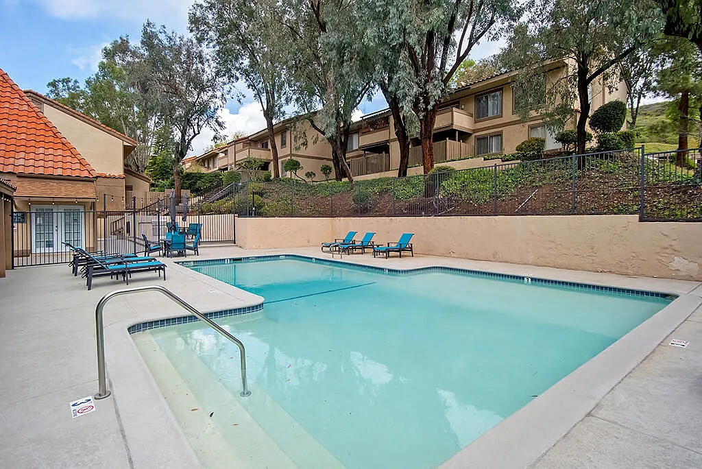 St. Charles Oaks Apartments — Photo 3