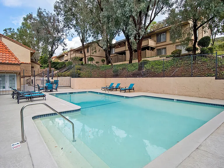 St. Charles Oaks Apartments — Photo 3