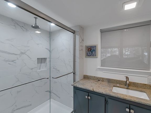 4th image of 225 Oakwood Cir