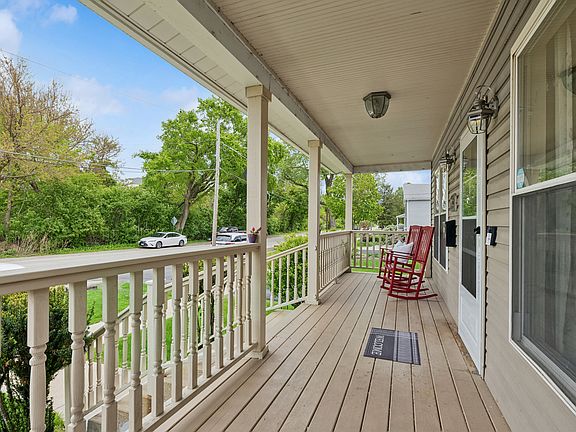3rd image of 402 Crescent St