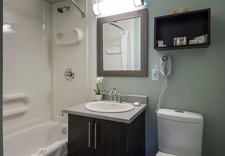 148 Torbay Rd — Photo 32