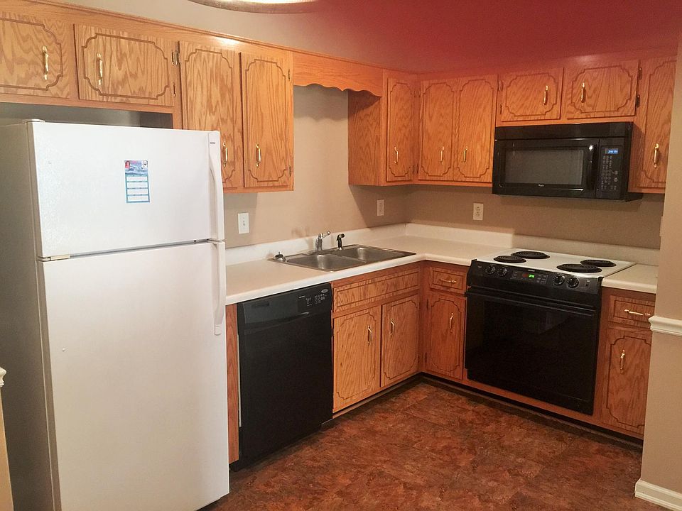 Cute kitchen with plenty of cabinets!