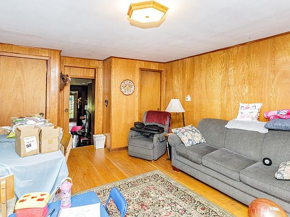 3rd image of 20 Lakeside Dr N