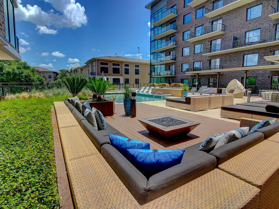 1T - Pool Lounge