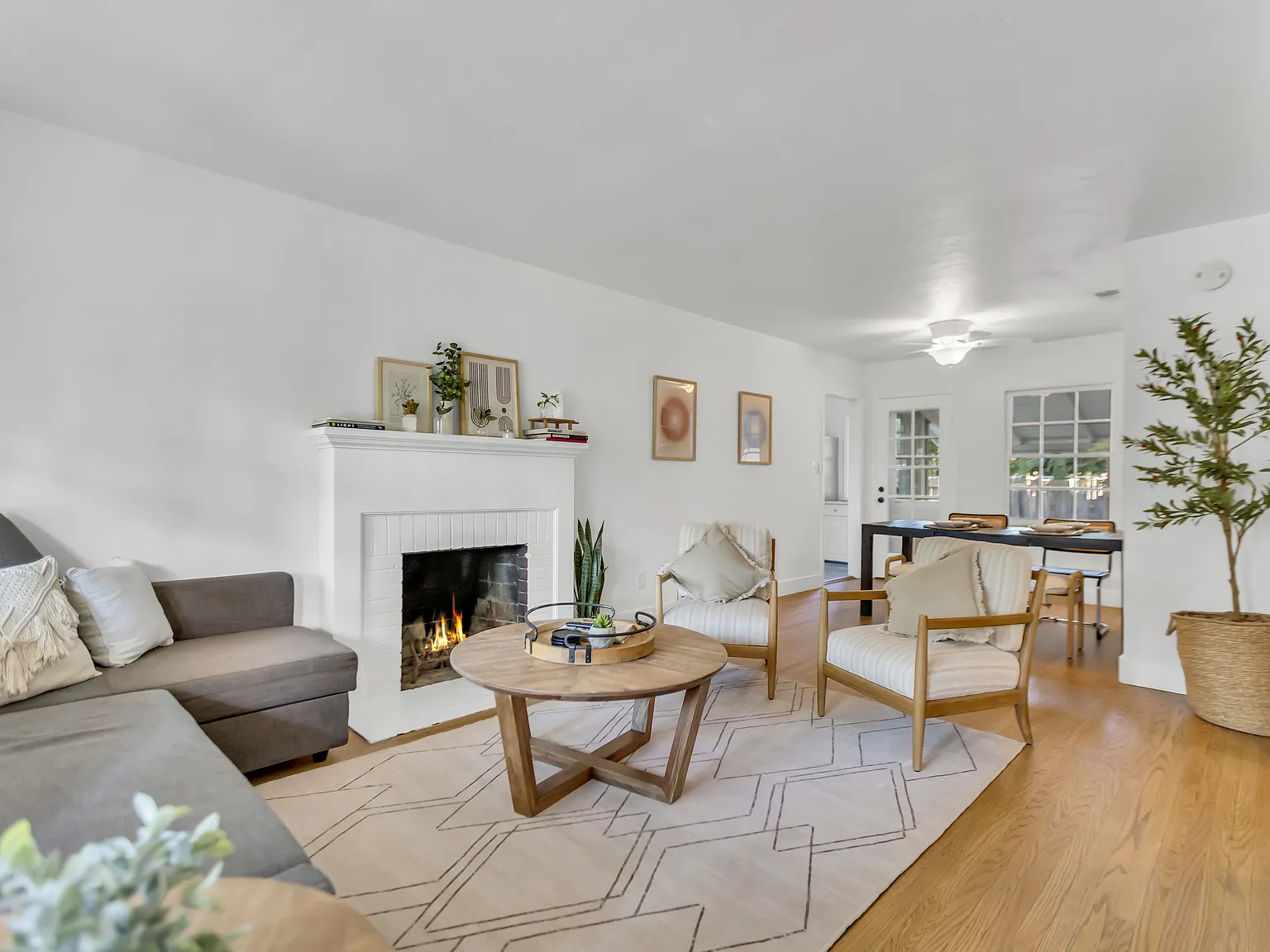 2 bed, 832 sqft, $5,000 — Photo 2