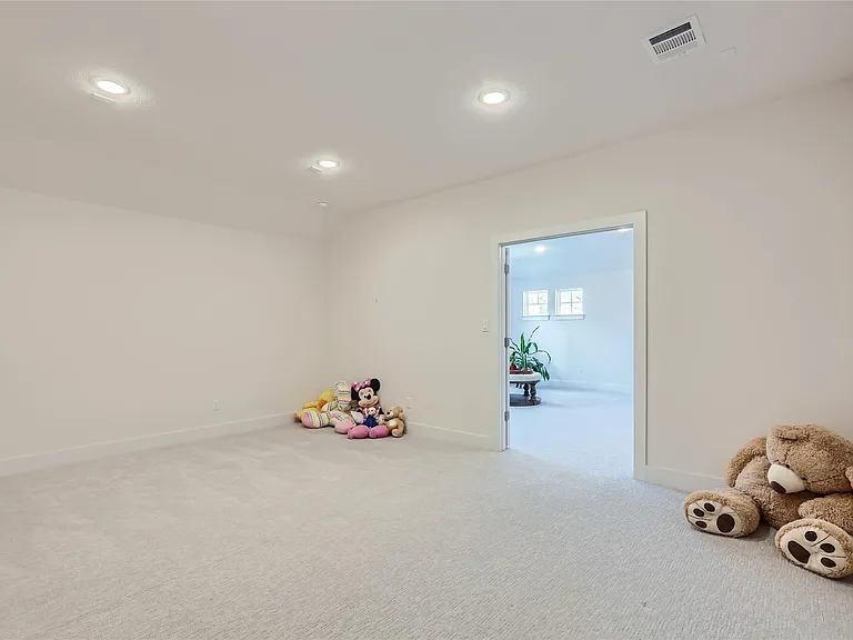 704 Palamos Dr — Photo 35